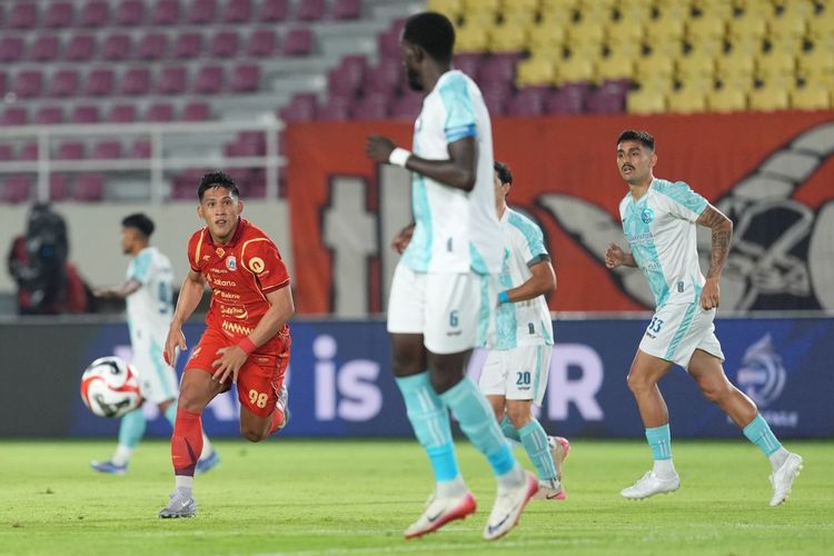 Aksi penyerang Persija, Eksel Runtukahu, pada pertandingan Super League 2025-2026 Persija vs PSBS Biak yang bergulir di Stadion Manahan, Solo, pada Jumat (31/10/2025).