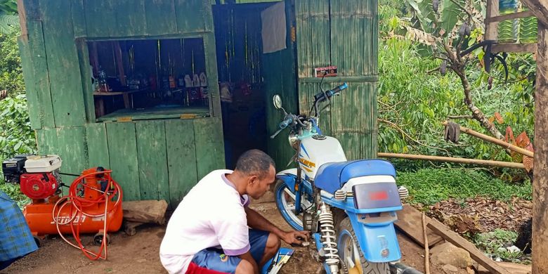 Kisah Stefanus Sai Penyandang Disabilitas Yang Buka Bengkel Motor Untuk Menghidupi Keluarga Halaman All Kompas Com