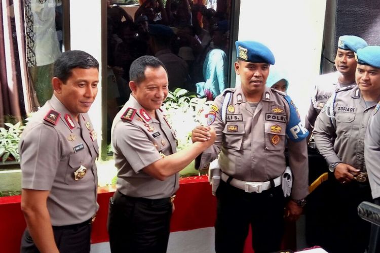 Kapolri Jenderal Pol Tito Karnavian saat bersalaman dengan Brigadir Nur Ali Suwandi usai meresmikan Yayasan Rumah Singgah Bumi Damai