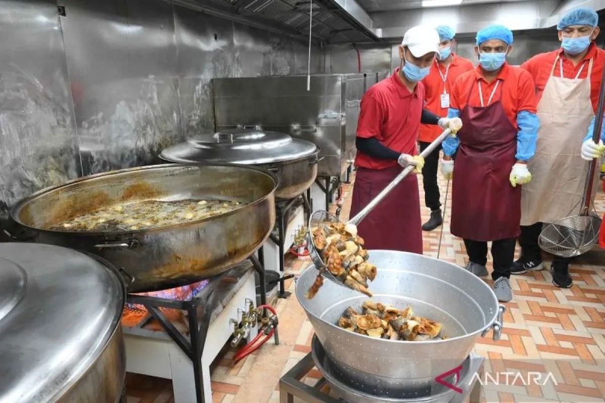 Juru masak mengangkat ikan patin goreng untuk lauk paket makan siang jamaah calon haji Indonesia di dapur Raghaeb Catering, Makkah, Arab Saudi, Rabu (14/5/2025). Menu makanan jamaah calon haji Indonesia bercita rasa nusantara dengan menggunakan bumbu khas tanah air yang diekspor sebanyak 475 ton ke Arab Saudi.