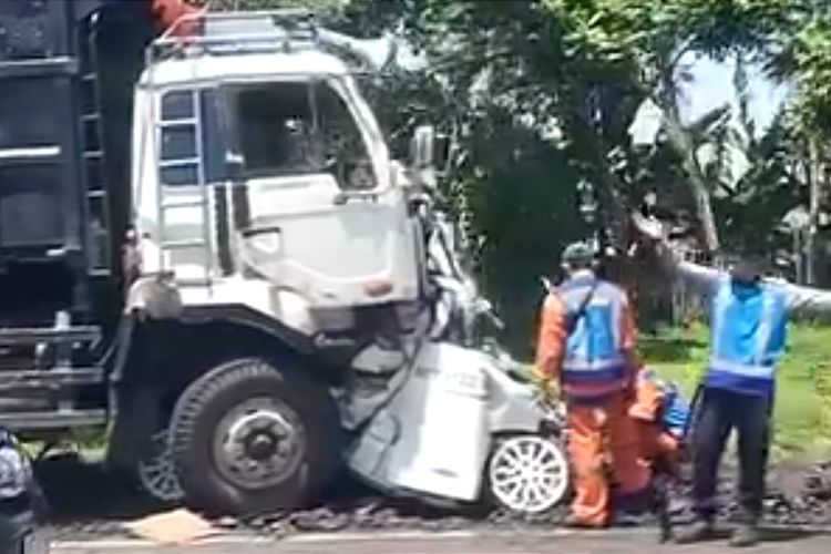 Sopir Mengantuk, Truk Hantam 2 Kendaraan di Jalan Tol Waru-Sidoarjo