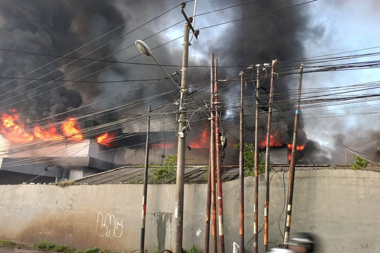 Gudang JNE Pekapuran terbakar pada Senin, (12/9/2022).