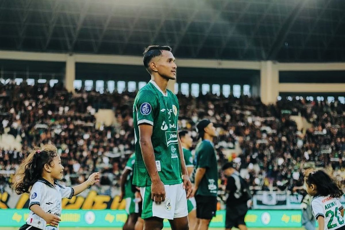 Pemain PSS Sleman Abduh Lestaluhu.