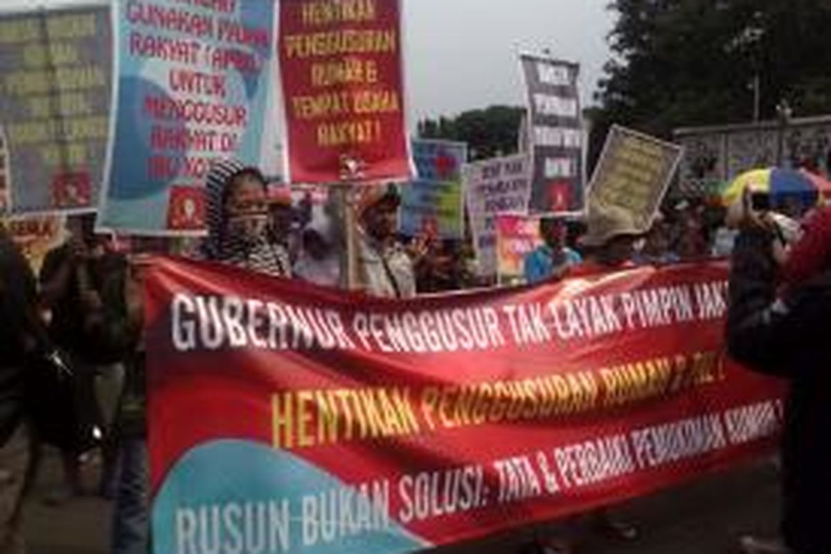 Aksi unjuk rasa menolak Basuki Tjahaja Purnama dilantik menjadi Gubernur DKI Jakarta di depan Istana Negara, Jakarta, Rabu (19/11/2014)
