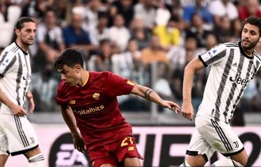 Aksi Paulo Dybala (tengah) dalam laga pekan ketiga Liga Italia 2022-2023 Juventus vs AS Roma di Stadion Allianz, Sabtu (27/8/2022) malam WIB.