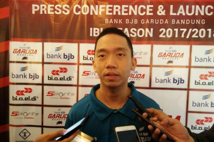Pelatih Bank BJB Garuda Bandung, Andre Yuwadi saat diwawancarai awak media usai launching tim Gsruda Bandung, Senin (4/12/2017).