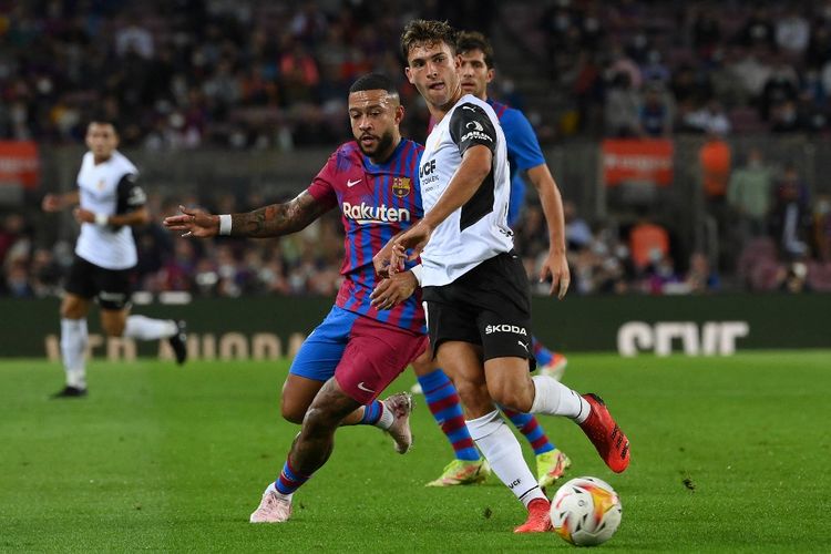 Memphis Depay saat beraksi melawan Valencia dalam pertandingan Barcelona vs Valencia pada pekan ke-9 Liga Spanyol 2021-2022 di Stadion Camp Nou, Senin (18/10/2021) dini hari WIB.