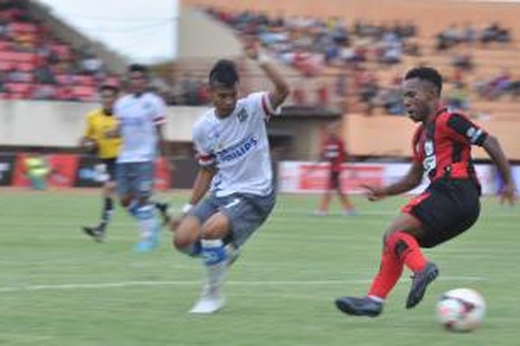 Penyerang Persipura Jayapura, Ferinando Pahabol (17) berusaha melewati pemain bertahan Persiba Balikpapan Arifki Eka Putra (7). Dalam laga lanjutan ISL yang mempertemukan Persipura Jayapura dengan tim tamu Persiba Balikpapan di Stadion Mandala, Jayapura, Kamis (20/2/2014) berhasil dimenangkan Persipura melalui gol penalti Ian Luis Kabes pada penghujung babak kedua.