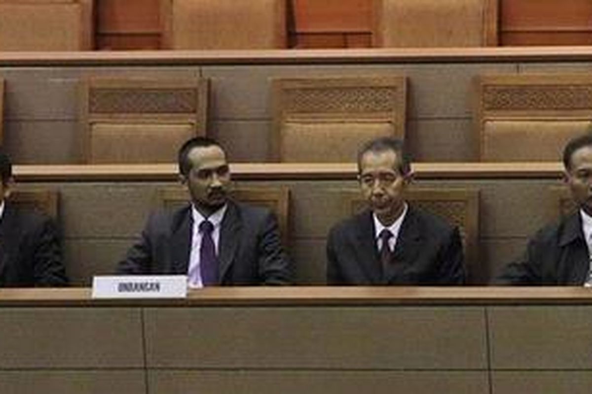 Pimpinan KPK terpilih, Adnan Pandu Praja, Abraham Samad, Zulkarnaen, dan Bambang Widjojanto (kiri ke kanan), saat menghadiri sidang paripurna penetapan Pimpinan KPK di Kompleks Parlemen Senayan, Jakarta, Selasa (6/12/2011). 