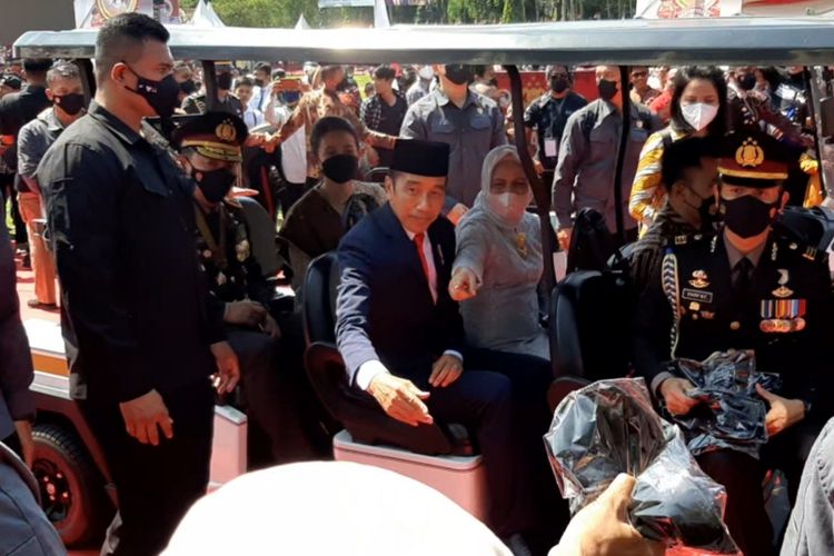 Presiden RI Joko Widodo saat kunjungannya ke pasar rakyat di Akademi Kepolisian (Akpol), Kota Semarang, Jawa Tengah pada Selasa (5/7/2022).