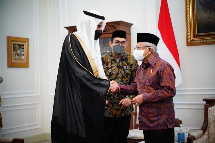Indonesia's Vice President Ma'ruf Amin (right) receives audience Saudi Arabia's Minister of Hajj and Umrah Tawfiq bin Fawzan al-Rabiah (left) at the Vice Presidential Palace in Jakarta on Wednesday, October 26, 2022.  
