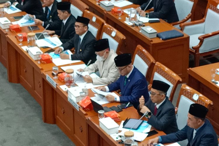 Kementerian Haji dan Umrah bersama Komisi VIII DPR RI membahas Biaya Penyelenggaraan Ibadah Haji 2026, Senin (27/10/2025).