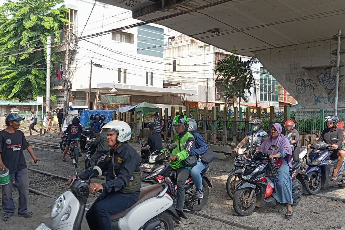 Semrawutnya Kondisi Lalu Lintas di Perlintasan Kereta Roxy Mas