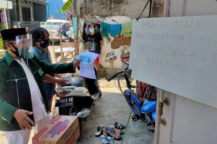 Wakil Ketua DPRD Kota Tegal Habib Ali Zaenal memberikan bantuan paket sembako kepada keluarga positif Covid-19 yang sedang menjalani isolasi mandiri, Rabu (28/10/2020)