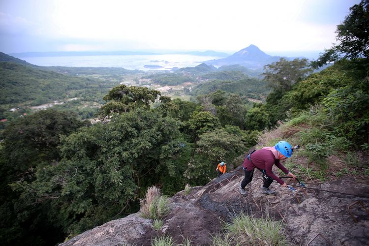 Wartawan Kompas.com saat pemanjatan via Ferrata untuk mencapai hotel gantung Padjajaran Anyar yang terletak di tebing Gunung Parang, Purwakarta, Jawa Barat setinggi 500 meter, Sabtu (18/11/2017). Hotel gantung ini diklaim sebagai hotel gantung tertinggi di dunia mengalahkan ketinggian hotel gantung di Peru.  KOMPAS.com/KRISTIANTO PURNOMO