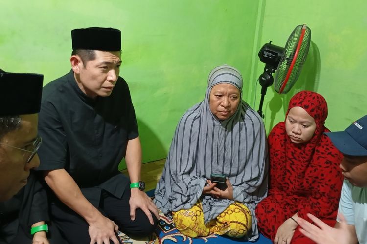 Group CEO & Co-Founder Grab Anthony Tan yang hadir langsung dan menemui Saerah, ibu mendiang Rusdamdiansyah di gang sempit, Jalan Urip Sumiharjo Lorong 501, Kecamatan Panakkukang, Kota Makassar, Sulawesi Selatan (Sulsel), Senin (1/9/2025).