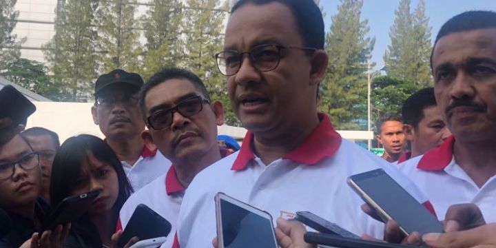 Gubernur DKI Jakarta Anies Baswedan ketika diwawancarai wartawan di Jalan Perintis Kemerdekaan, Selasa (4/9/2018). 