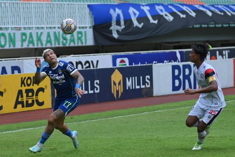 Ciro Alves saat mengontrol bola dalam pertandingan Persib vs Arema pada pekan ke-26 Liga 1 2022-2023 di Stadion Pakansari, Bogor, Jawa Barat, Kamis (23/2/2023) sore WIB. Laga Persib Bandung vs Arema FC berakhir 1-0. Artikel ini menyajikan hasil dan klasemen Liga 1. 