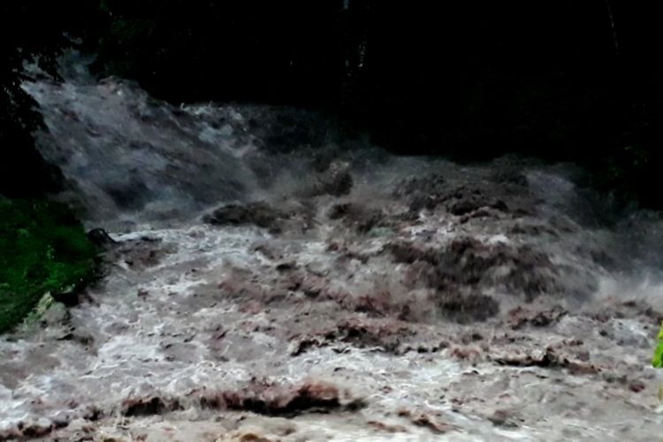 Sungai Nanggala di Lembang Rante, Kecamatan Tondon Nanggala, Toraja Utara meluap dan merendam areal persawahan, Selasa (03/03/2020) petang