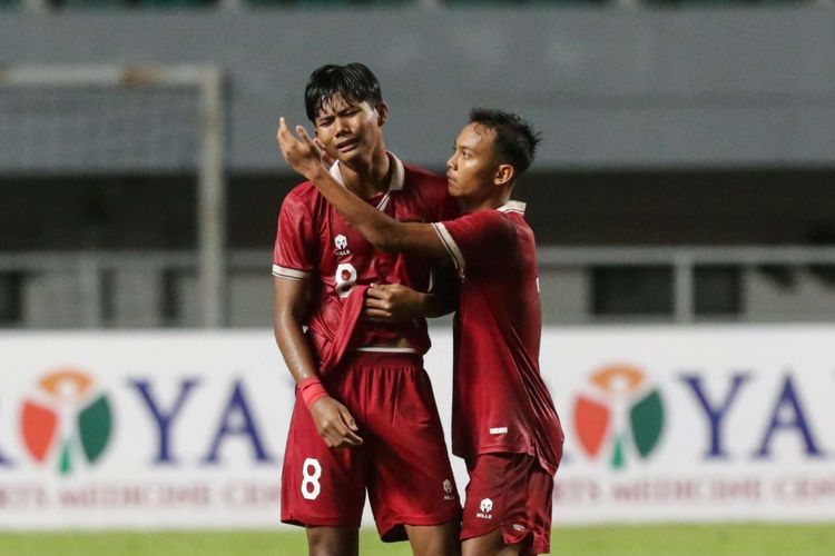 Pemain timnas U17 Indonesia Arkhan Kaka kecewa usai membobol gawang timnas Malaysia pada laga Kualifikasi Piala Asia U17 2023 di Stadion Pakansari, Kabupaten Bogor, Minggu (9/10/2022). Indonesia kalah 1-5 atas Malaysia.