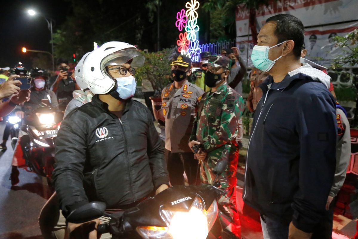 Wali Kota Semarang Hendrar Prihadi saat meninjau proses penyekatan perbatasan Kota Semarang dan Kabupaten Semarang, Minggu (11/7/2021) malam.

