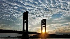 6 Area Wisata di Jembatan Ampera Palembang, Mampir Warung Terapung