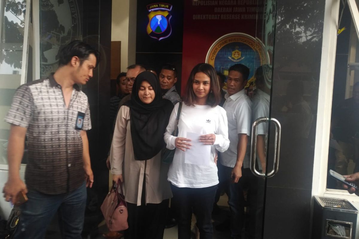 Vanessa Angel di depan ruang Ditreskrimsus Polda Jawa Timur, Minggu (6/1/2019)