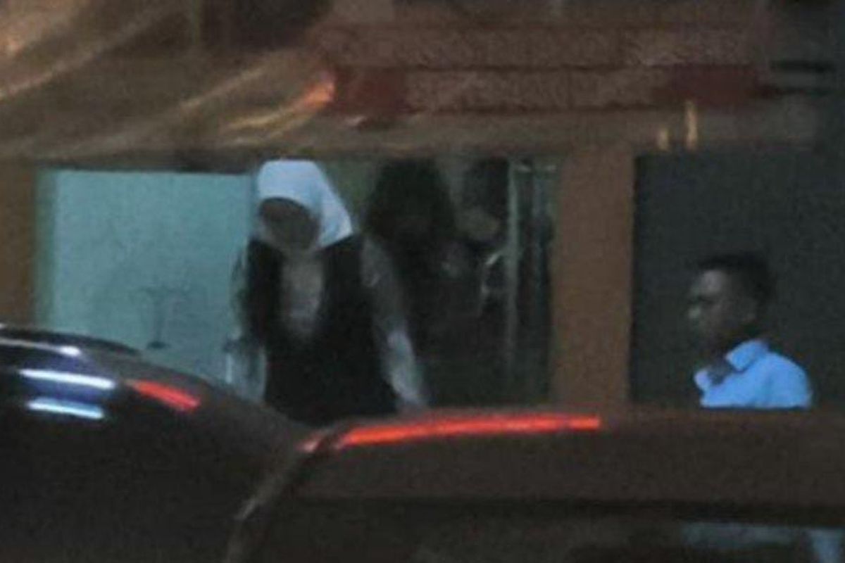 Mantan Bupati Purwakarta Anne Ratna Mustika saat meninggalkan Kejari dalam pemeriksaan kasus dugaan suap mobil mewah. 