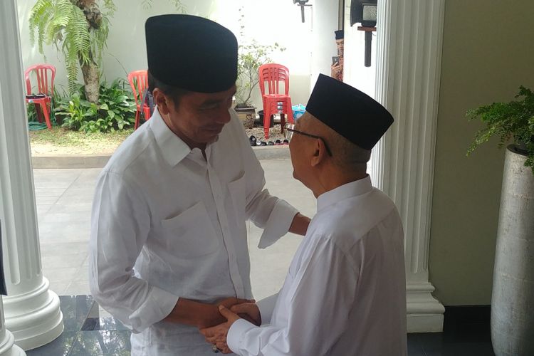 Calon presiden nomor urut 01 Joko Widodo berkunjung ke kediaman pendampingnya, Maruf Amin, Jumat (28/12/2018) siang.