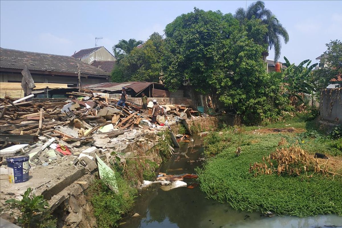 Penggusuran perumahan warga di Jalan Bougenville Raya RT 001 RW 011, Jakasampurna, Bekasi Barat yang terletak di sisi DAS Jatiluhur, Kamis (25/7/2019).