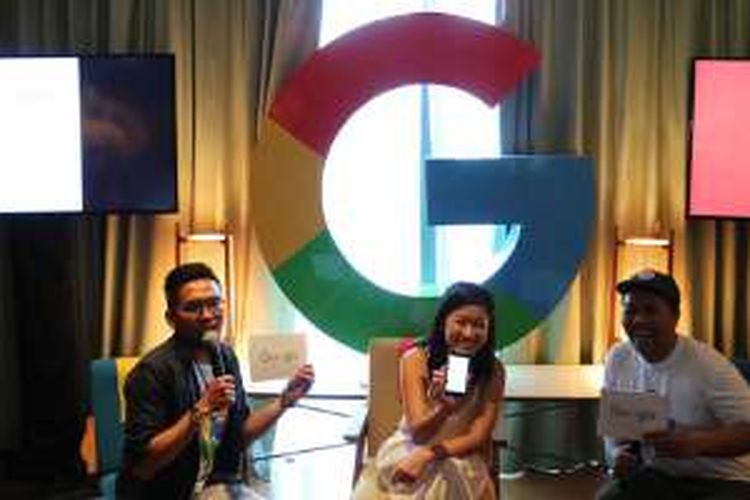 Para pembawa acara beserta Consumer Marketing Manager Google Indonesia, Mira Sumanti dalam acara pembukaan kampanye #SelaluTauYangBaru di Hotel Katamama, Bali, Senin (19/12/2016).