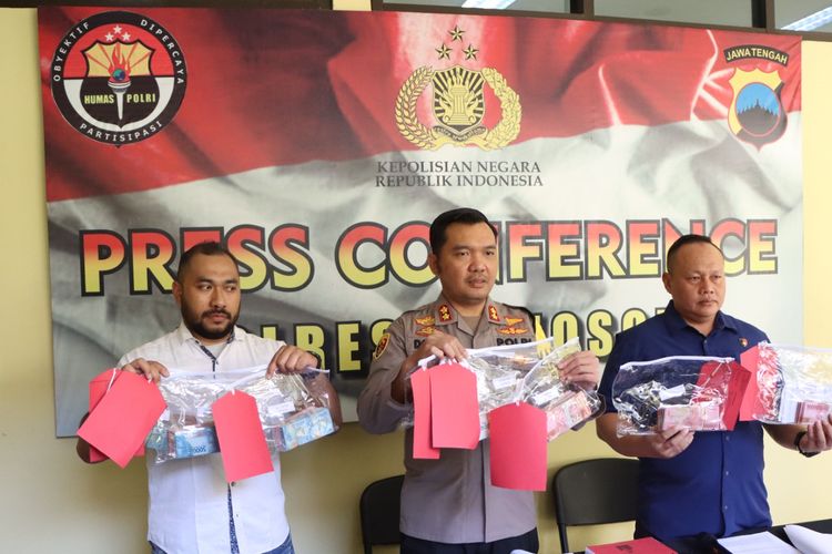 Komisioner komisi pemilihan umum (KPU) Wonosobo Riswahyu Raharjo resmi ditetapkan jadi tersangka oleh Polres Wonosobo, Jawa Tengah. 