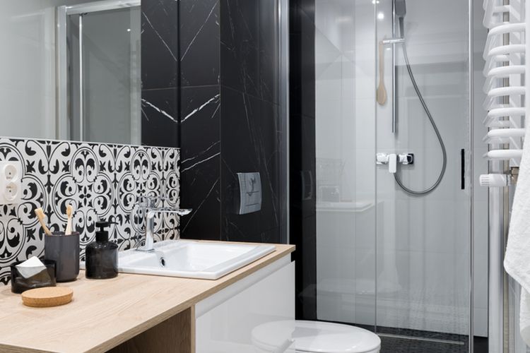 Ilustrasi kamar mandi kecil, ilustrasi meja rias di kamar mandi kecil.