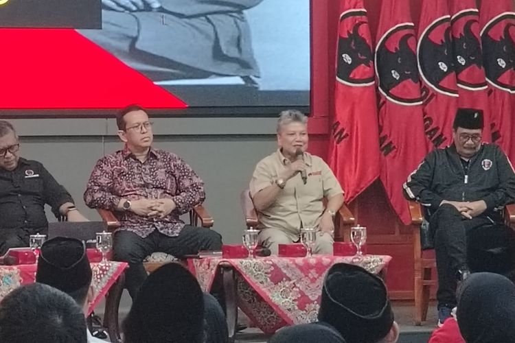Politisi PDI-P Ribka Tjiptaning (memegang mic) saat berbicara di diskusi tentang hari lahir Bung Karno, di Sekolah Partai PDI-P, Lenteng Agung, Jakarta Selatan, Kamis (6/6/2024).