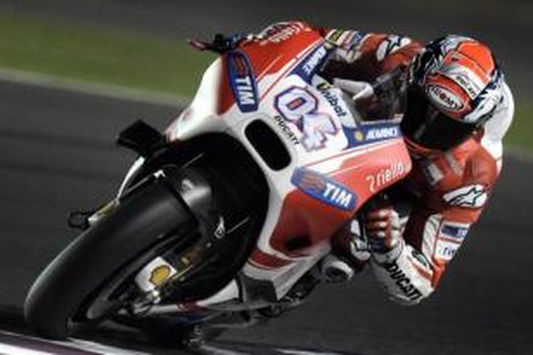 Pebalap Ducati asal Italia, Andrea Dovizioso, memacu motornya pada hari kedua uji coba pramusim di Sirkuit Losail, Qatar, Minggu (16/3/2015). 