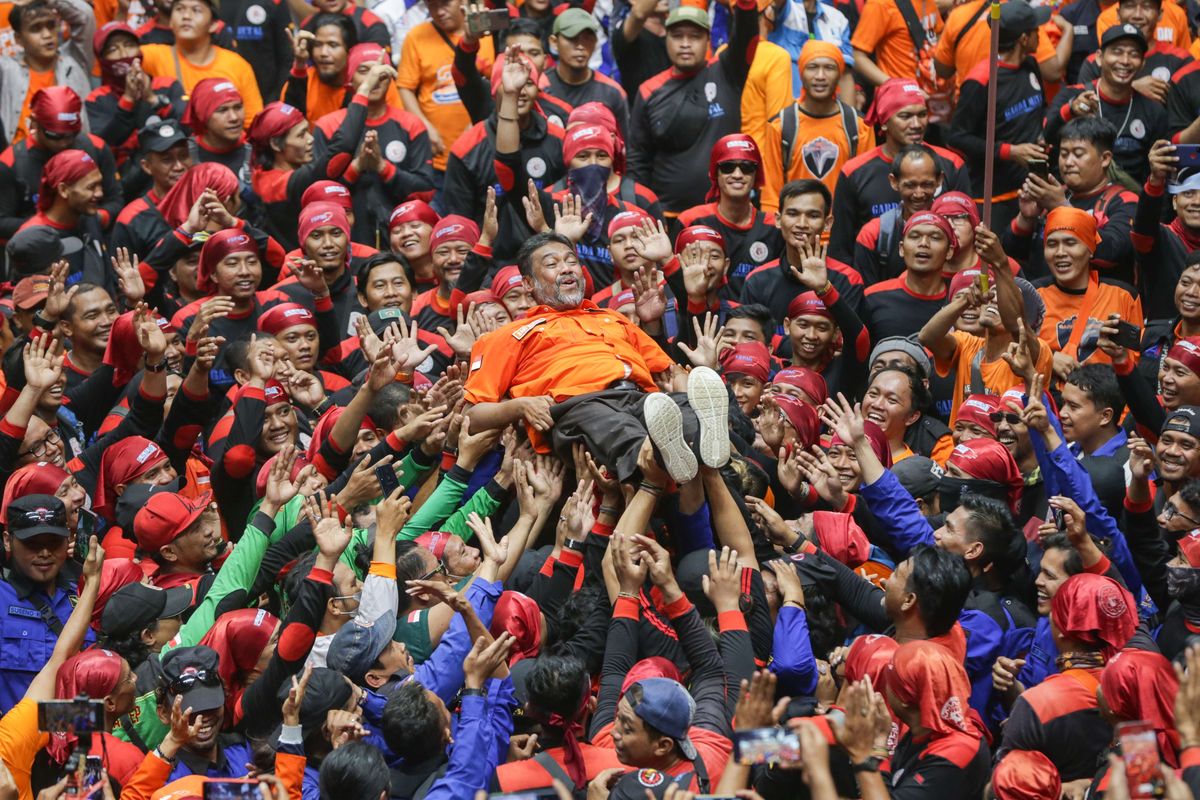 Presiden Partai Buruh Said Iqbal dibopong buruh saat May Day Fiesta dalam rangka memperingati Hari Buruh Internasional di Istora Senayan Jakarta, Senin (1/5/2023). Ribuan buruh turun ke jalan menyampaikan aspirasinya.