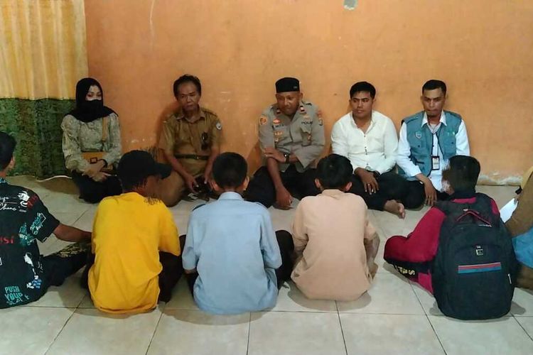 Sebanyak 17 siswa sekolah menengah pertama (SMP) menjadi korban pedofilia yang dilakukan seorang oknum guru inisial RM (44) di Kecamatan Sampolawa, Kabupaten Buton Selatan, Sulawesi Tenggara.Dari 17 siswa tersebut 6 diantara sudah dicabuli di lingkungan sekolah hingga di beberapa tempat. Para korban diberikan penjelasan dan nasehat dari polisi dan UPTD PPA Buton Selatan