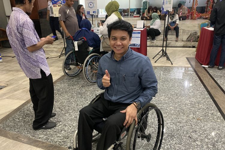Sempat Merasa Tak Berguna, Kisah Satria Berdamai dengan Kursi Roda dan Kembali Cari Kerja