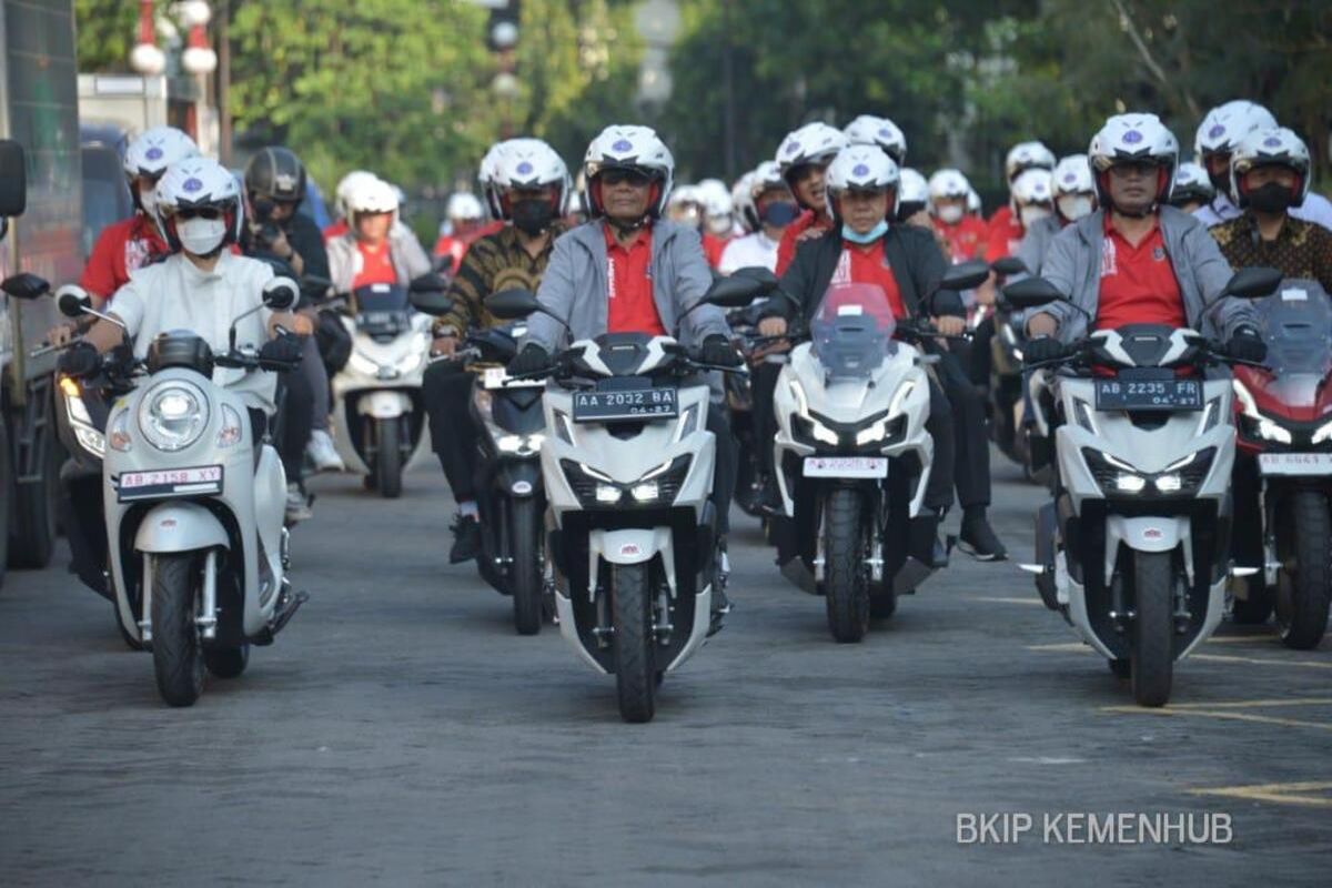 Menteri Koordinator Bidang Politik, Hukum, dan Hak Asasi Manusia Mahfud MD didampingi Menteri Perhubungan Budi Karya Sumadi dan Menteri Luar Negeri Retno Marsudi riding sepeda motor dengan start di Grha Sabha Pramana UGM dan finish di Food Park UGM. (Foto dokumentasi Biro Komunikasi dan Informasi Publik Kementerian Perhubungan)