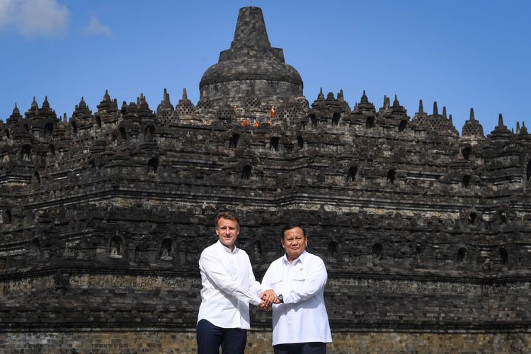 Melawat ke Candi Borobudur, Macron: Saya Kagum dengan Kekayaan Sejarah dan Budaya Indonesia