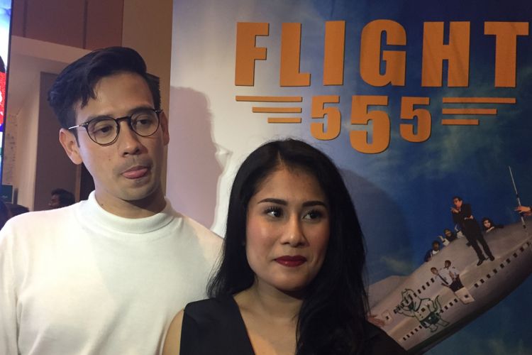 Tarra Budiman dan Gya Sadiqah di sela screening film Flight 555 di XXI Epicentrum, Kuningan, Jakarta Selatan, Senin (15/1/2018).