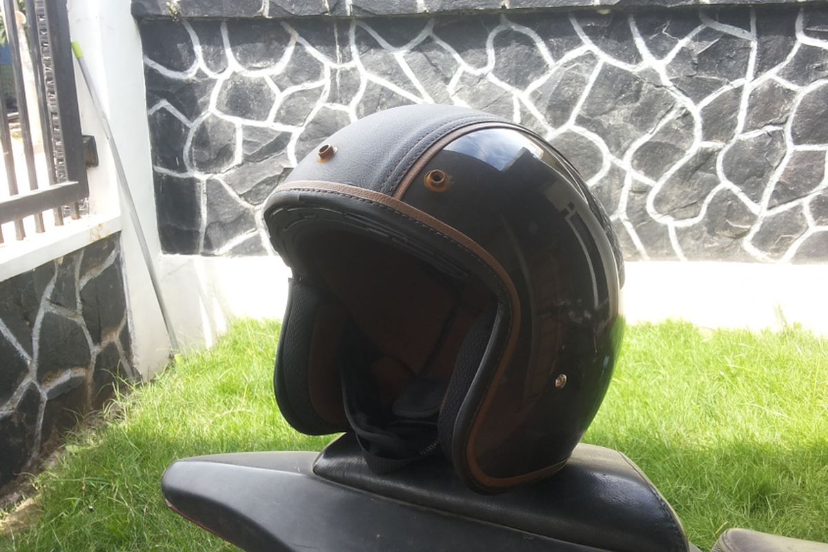 Salah satu helm bergaya retro yang tak memiliki kaca.