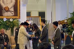 Kala Prabowo Takjub Lihat 7 Medali SEA Games Milik Martina Ayu