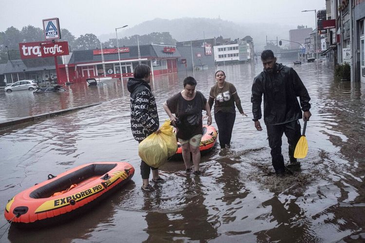 Warga menggunakan rakit karet untuk mengungsi setelah Sungai Meuse jebol saat banjir besar di Liege, Belgia, Kamis, 15 Juli 2021. 