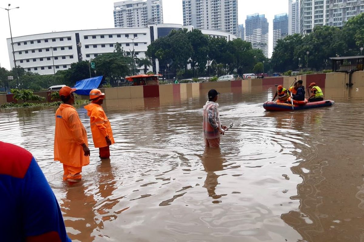 Kondisi underpass Kemayoran pada Sabtu (8/2/2020) pagi ini yang kembali diterjang banjir. Underpass tertutup air yang sampai 5 meter.