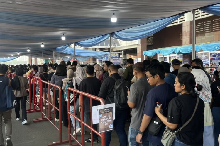 Para Pengunjung Ingin Memasuki PRJ