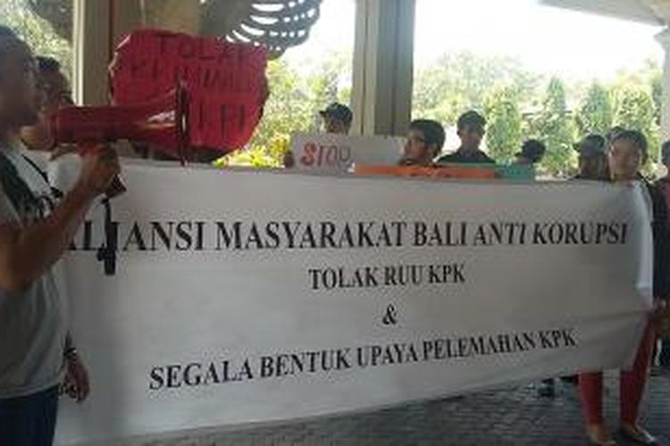 Aksi AMBAK di Gedung DPRD Bali