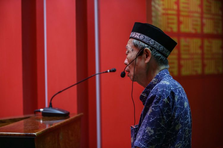 Koh Aon atau Lim On Sioe mengumandangkan adzan maghrib di Masjid Lautze, Jakarta Pusat, Senin (10/4/2023).  Ia memutuskan menjadi mualaf pada 1998 karena saat muda sering mendengar ceramah Islam di radio.