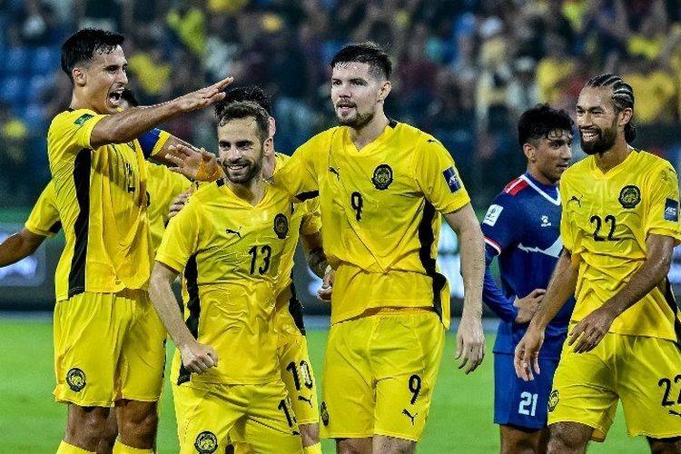 Pemain naturalisasi Timnas Malaysia, Hector Hevel (nomor 13), merayakan gol bersama rekan-rekannya pada laga Kualifikasi Piala Asia 2027 kontra Nepal di Stadion Sultan Ibrahim di Johor pada 25 Maret 2025.