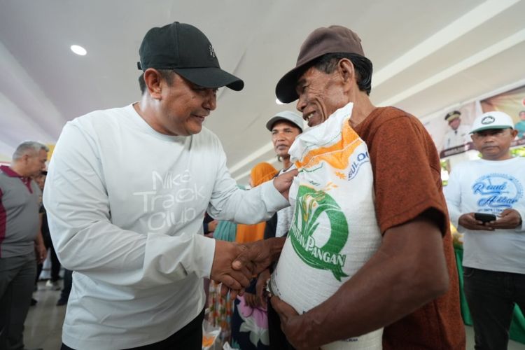 Pj Gubernur Sulsel Bahtiar Baharuddin saat menyerahkan bantuan pangan dari pemerintah pusat kepada warga Jeneponto. 